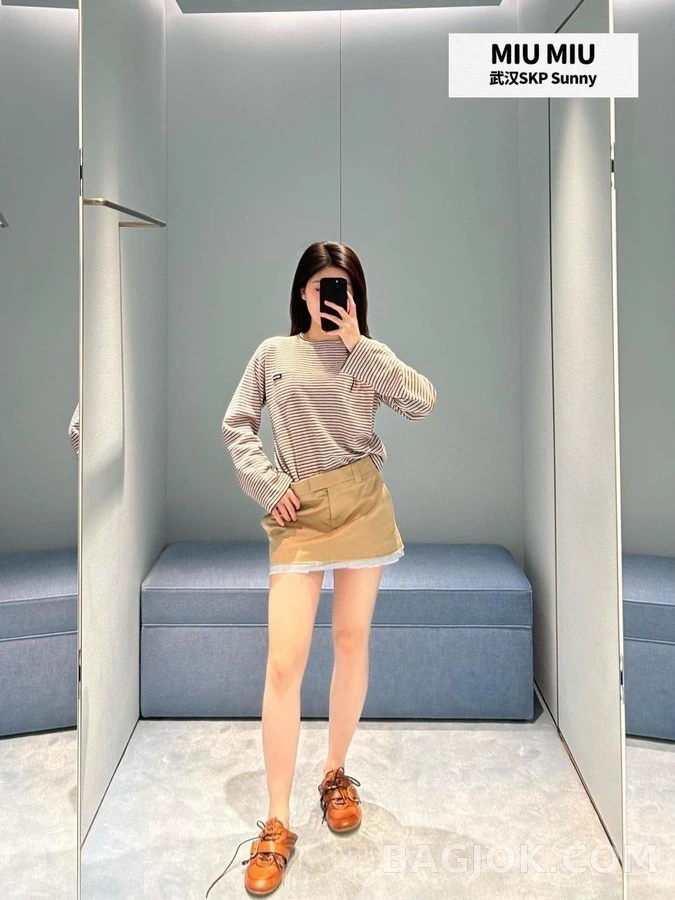 미우미우 미우미우 미세 펀칭 배색 스트라이프 긴팔 니트 상세 이미지