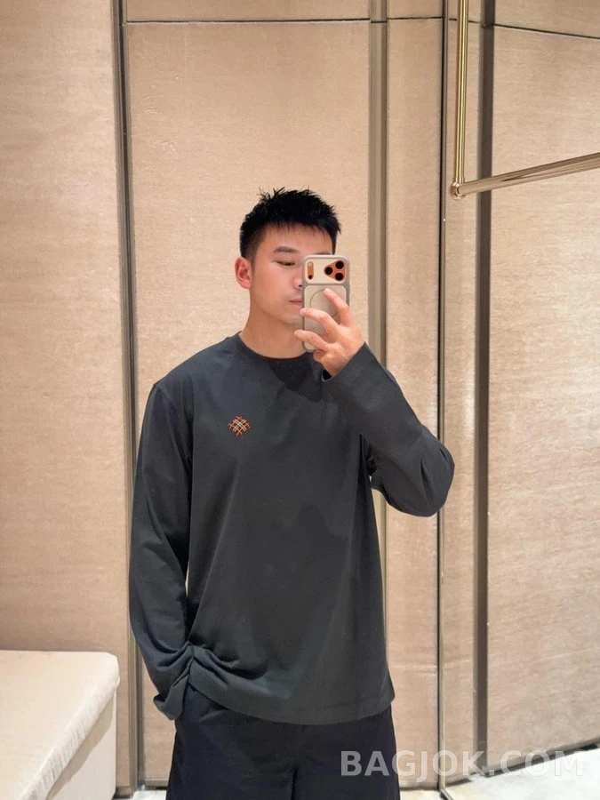 버버리 버버리 자수 레터링 로고 긴팔 티셔츠 상세 이미지