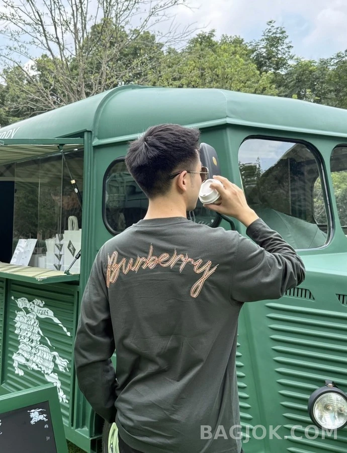 버버리 버버리 자수 레터링 긴팔 티셔츠 상세 이미지