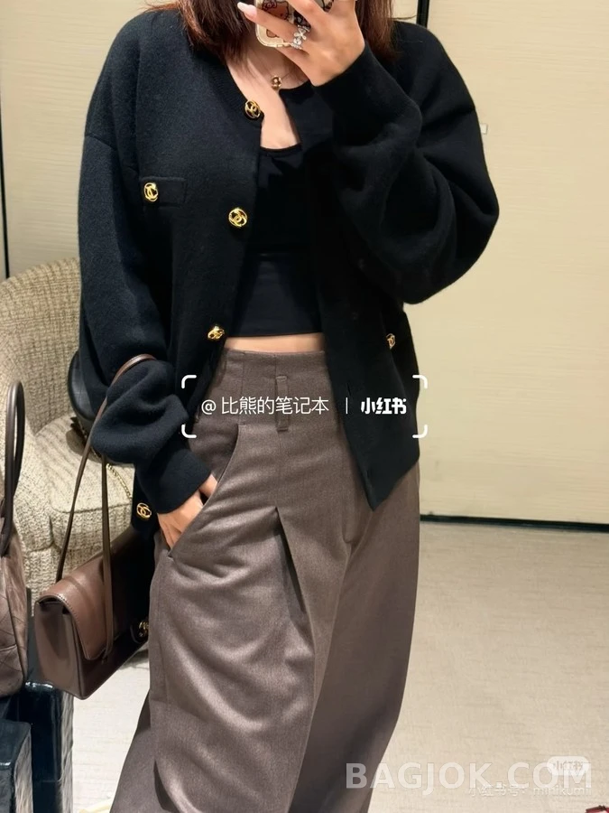 샤넬 샤넬 라운드넥 금장 버튼 가디건 상세 이미지