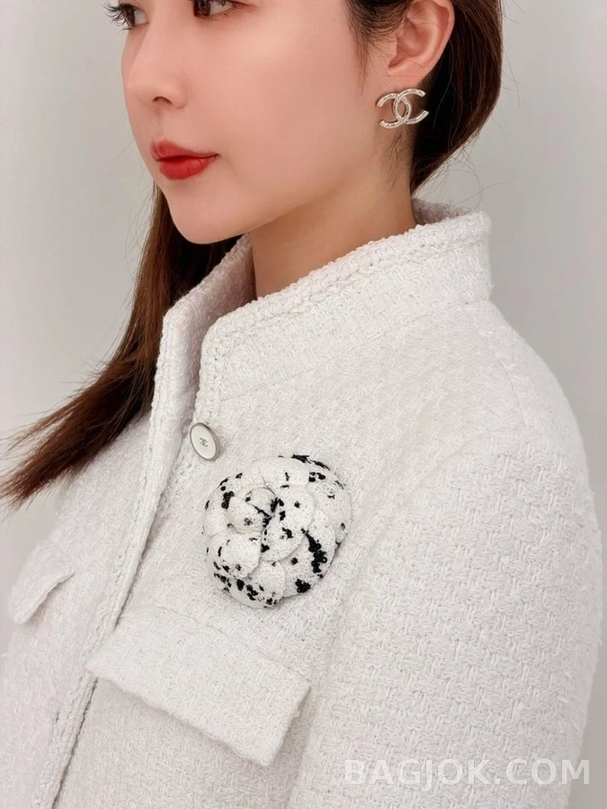 샤넬 샤넬 텍스처 로고 스터드 귀걸이 상세 이미지
