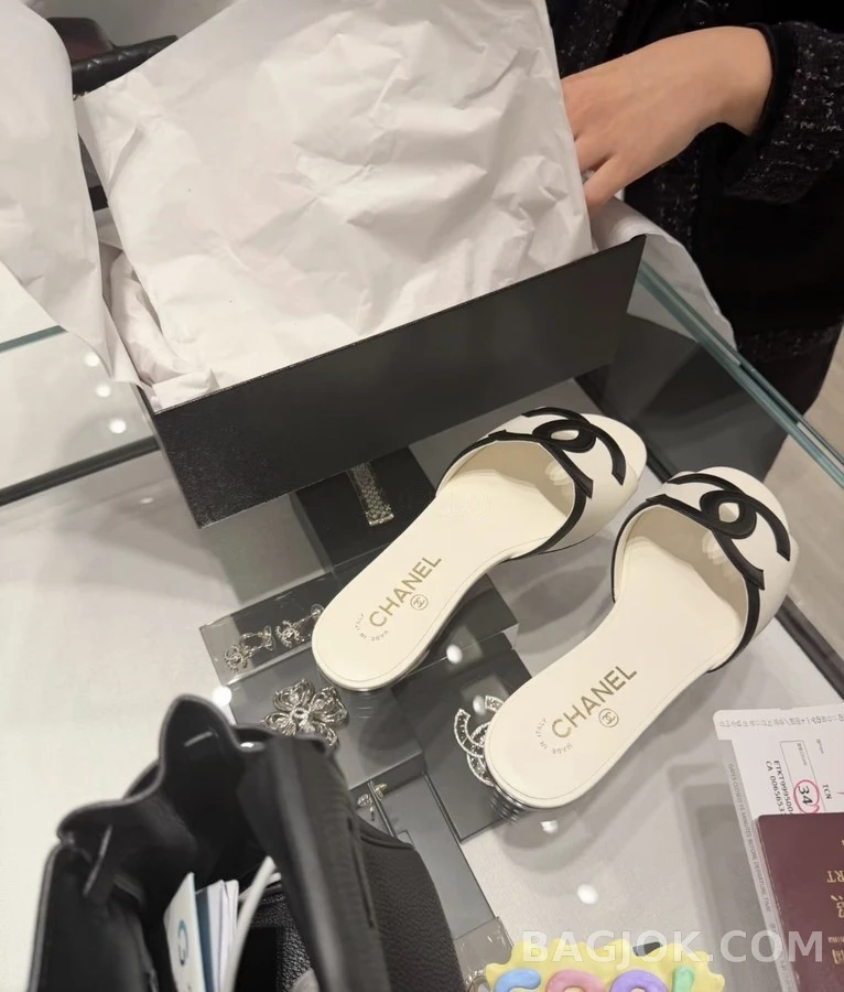 샤넬 샤넬 투톤 로고 슬라이드 샌들 상세 이미지