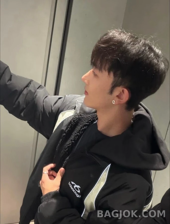 발렌시아가 발렌시아가 배색 후드 트랙 자켓 상세 이미지