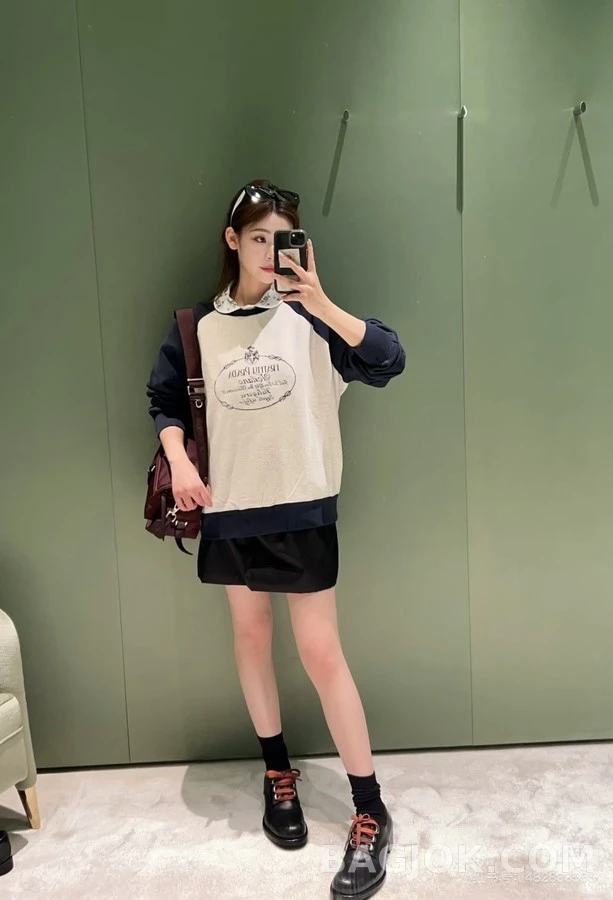 프라다 프라다 복고풍 엠블럼 배색 맨투맨 상세 이미지