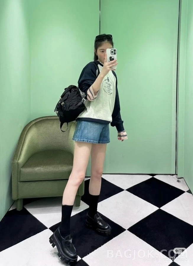 프라다 프라다 복고풍 엠블럼 배색 맨투맨 상세 이미지