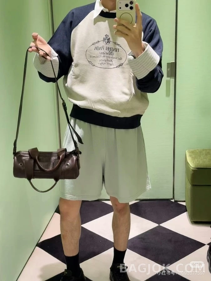 프라다 프라다 복고풍 엠블럼 배색 맨투맨 상세 이미지