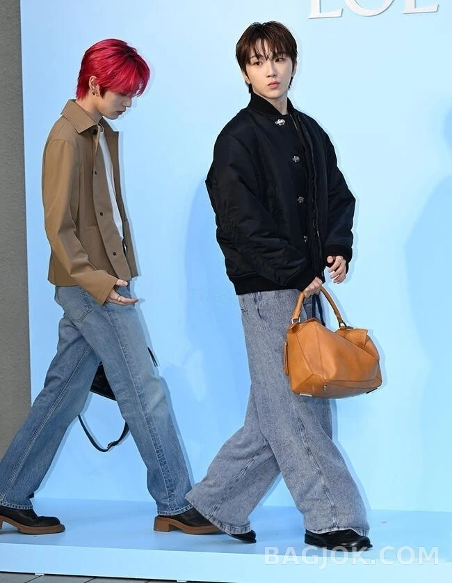 로에베 로에베 훅 잠금 봄버 패딩 상세 이미지