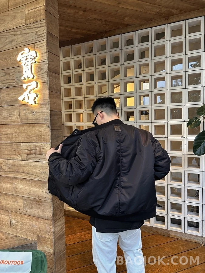 로에베 로에베 훅 잠금 봄버 패딩 상세 이미지