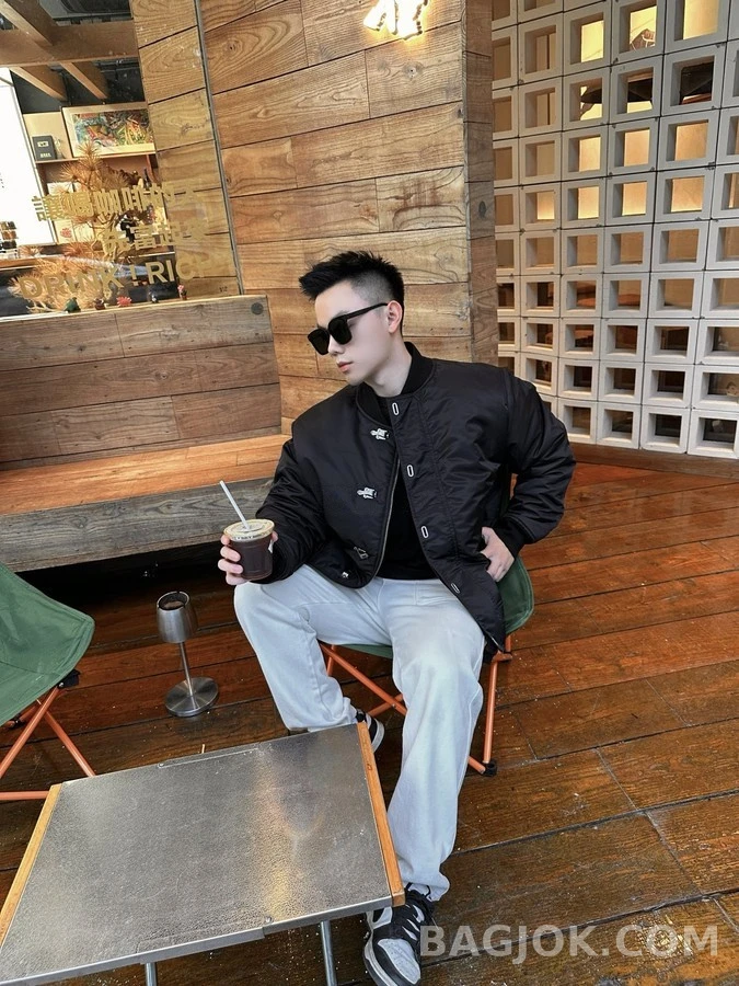 로에베 로에베 훅 잠금 봄버 패딩 상세 이미지