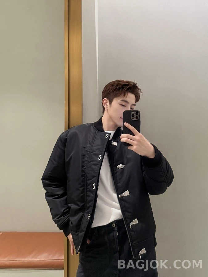 로에베 로에베 훅 잠금 봄버 패딩 상세 이미지