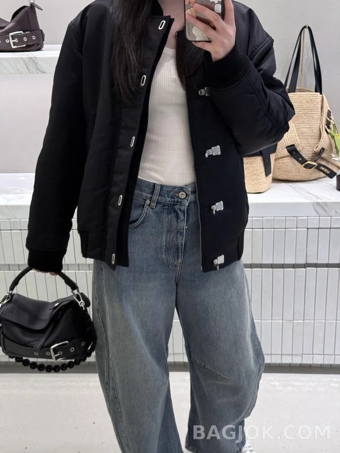 로에베 로에베 훅 잠금 봄버 패딩 상세 이미지