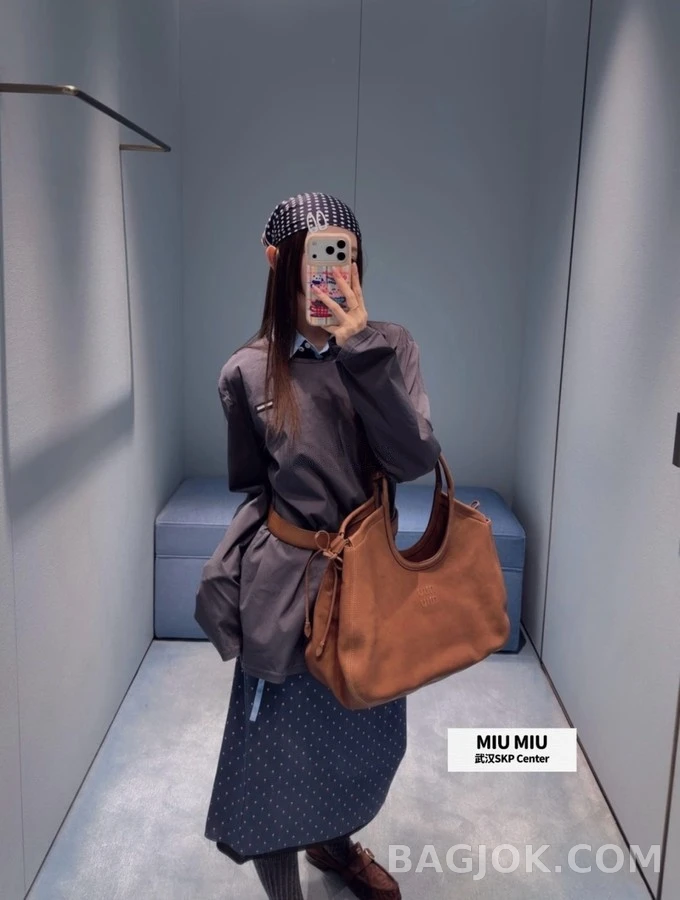 미우미우 미우미우 로고 U넥 긴팔 티셔츠 상세 이미지