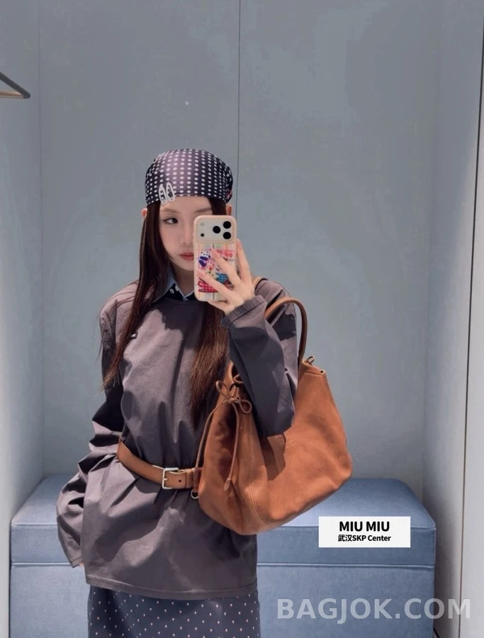 미우미우 미우미우 로고 U넥 긴팔 티셔츠 상세 이미지