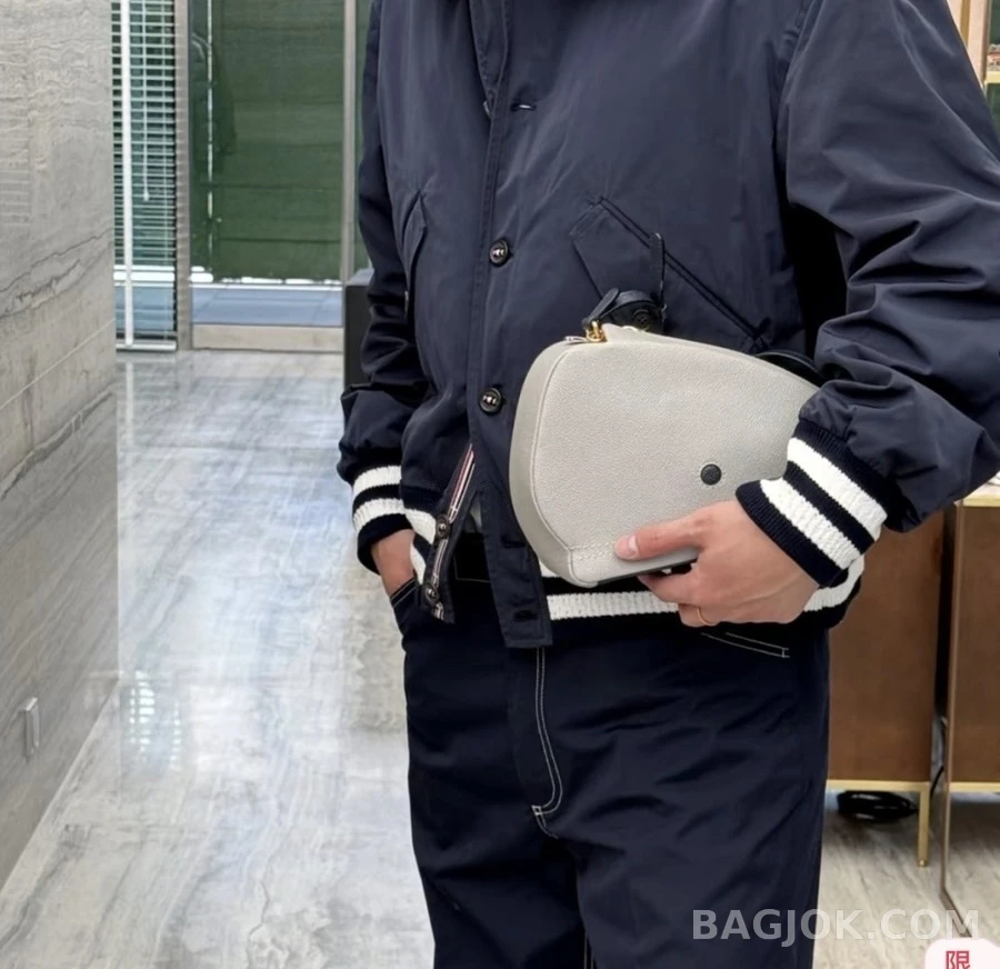 톰브라운 톰브라운 스트라이프 넥 플라이트 자켓 상세 이미지