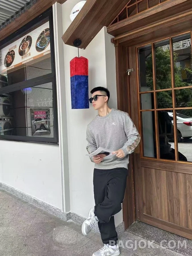버버리 버버리 체크 스트라이프 로고 맨투맨 상세 이미지