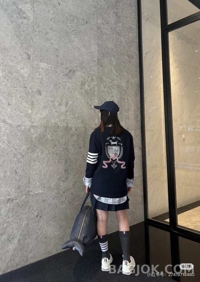 톰브라운 톰브라운 삼선 완장 엠블럼 가디건 상세 이미지