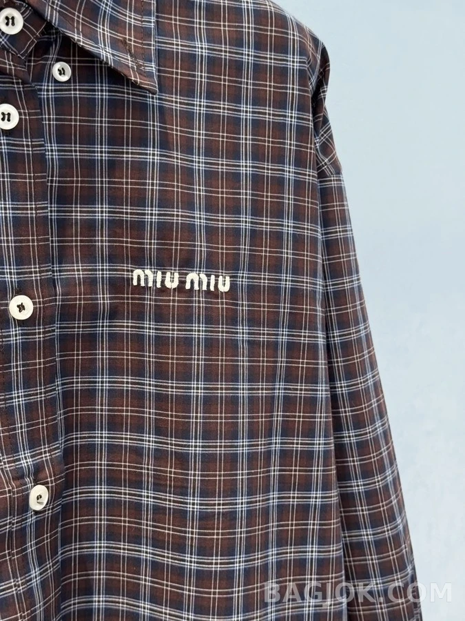 미우미우 미우미우 자수 로고 체크 셔츠 상세 이미지