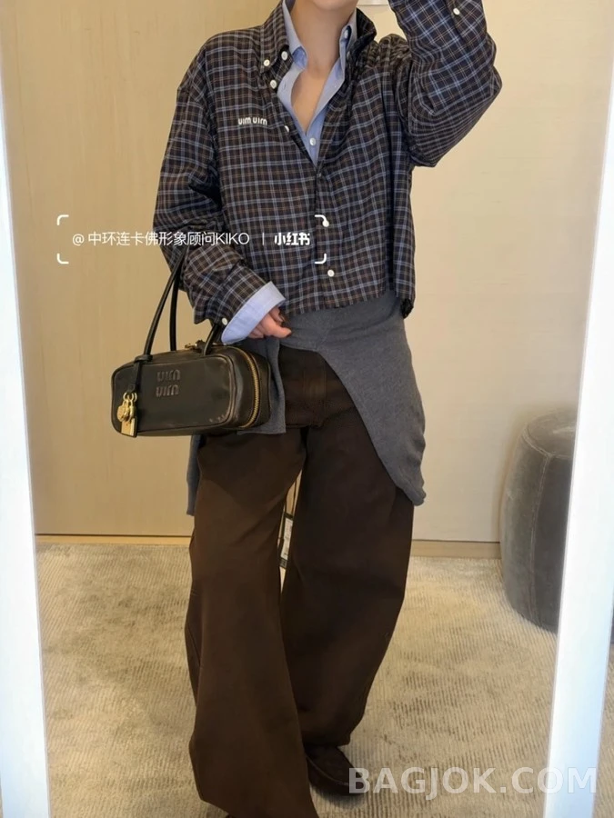 미우미우 미우미우 자수 로고 체크 셔츠 상세 이미지