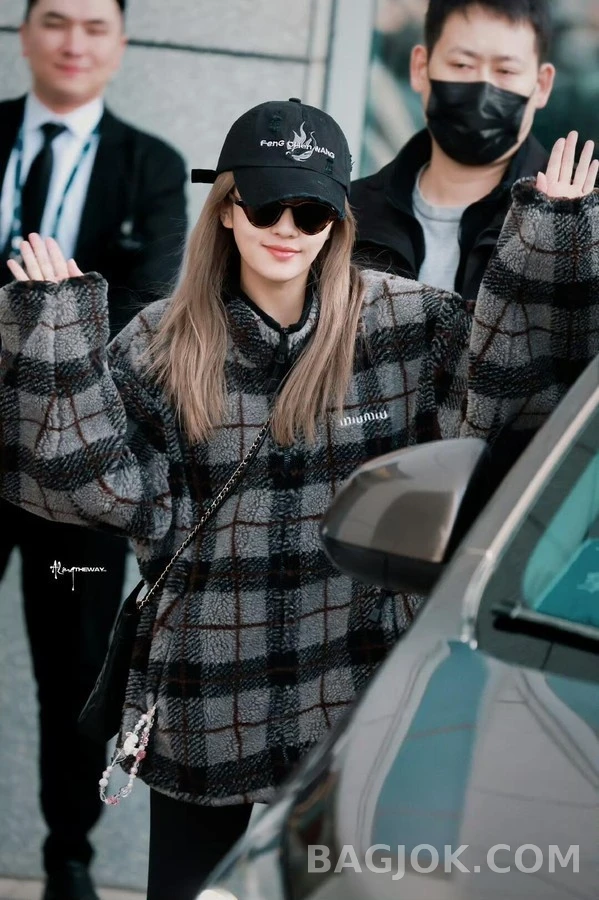 미우미우 미우미우 체크 로고 플리스 자켓 상세 이미지