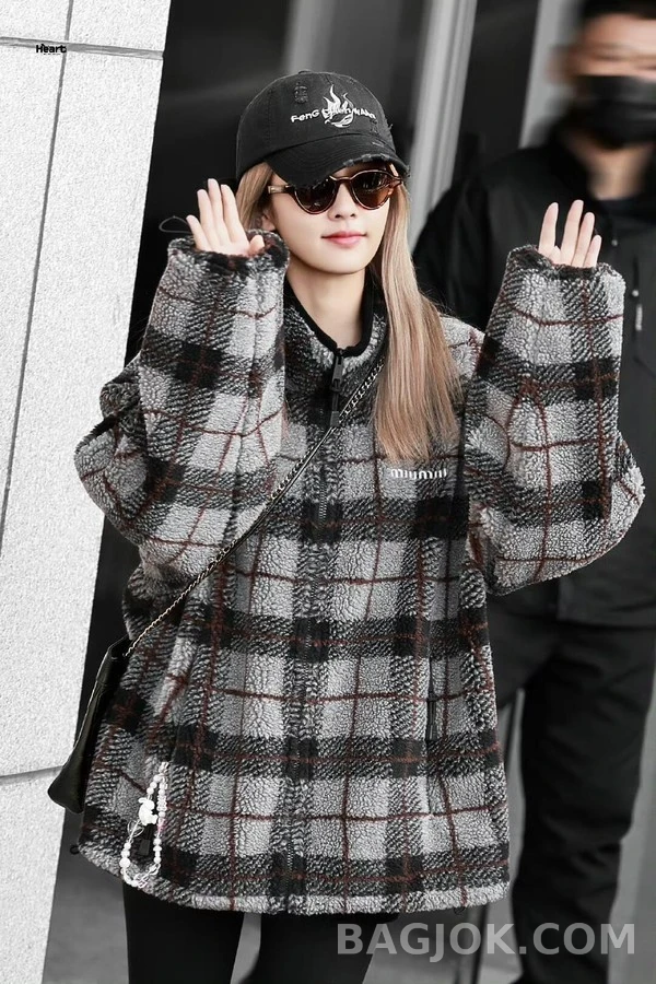 미우미우 미우미우 체크 로고 플리스 자켓 상세 이미지