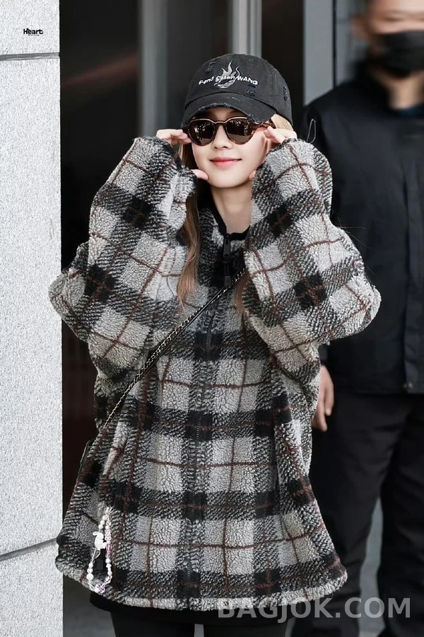 미우미우 미우미우 체크 로고 플리스 자켓 상세 이미지