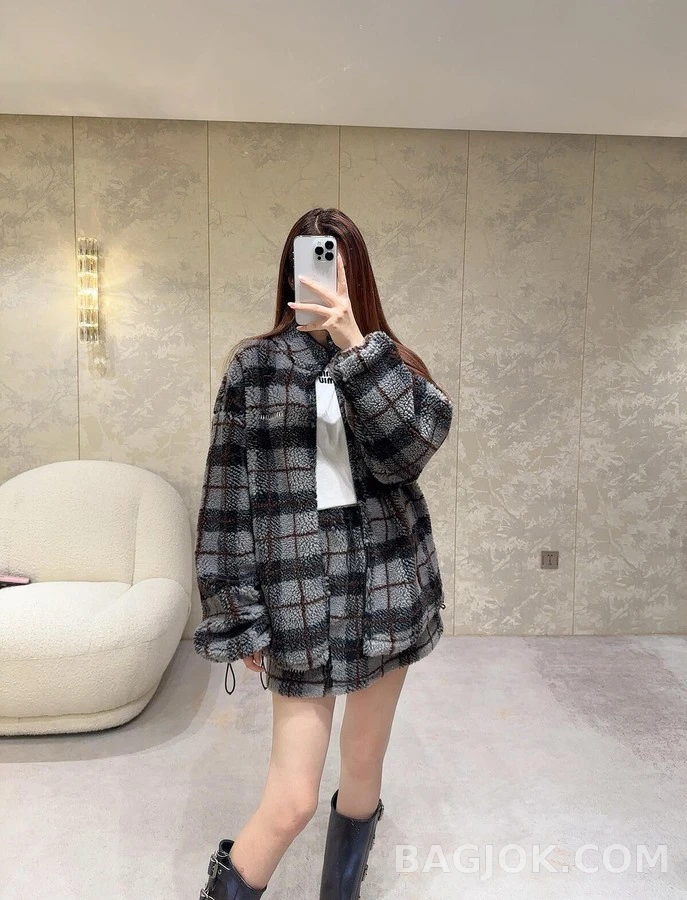 미우미우 미우미우 체크 로고 플리스 자켓 상세 이미지