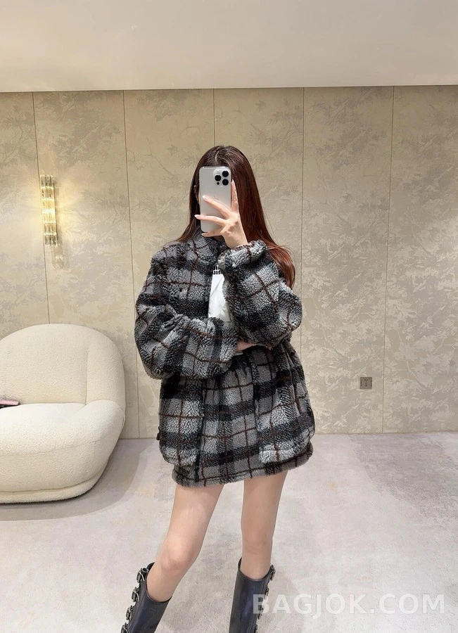 미우미우 미우미우 체크 로고 플리스 자켓 상세 이미지