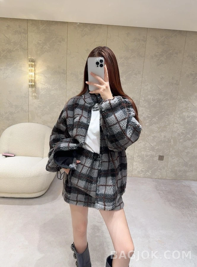 미우미우 미우미우 체크 로고 플리스 자켓 상세 이미지