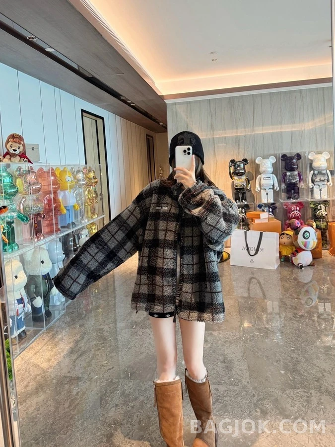 미우미우 미우미우 체크 로고 플리스 자켓 상세 이미지
