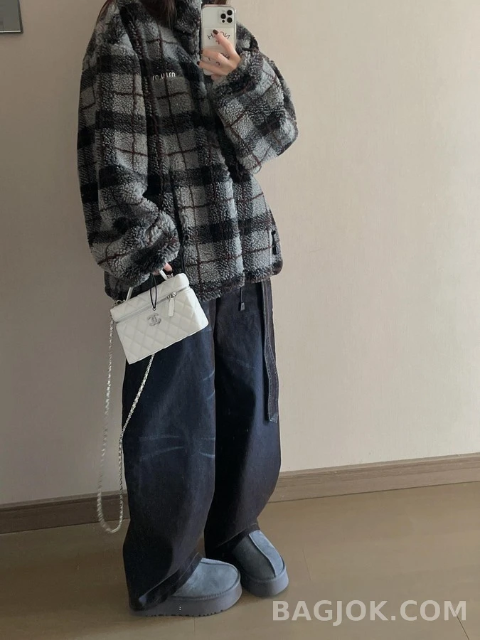 미우미우 미우미우 체크 로고 플리스 자켓 상세 이미지