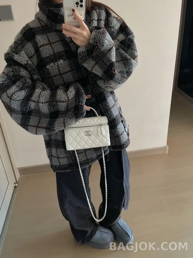 미우미우 미우미우 체크 로고 플리스 자켓 상세 이미지