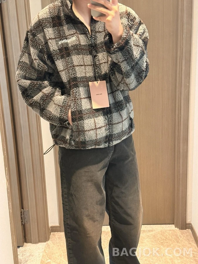 미우미우 미우미우 체크 로고 플리스 자켓 상세 이미지