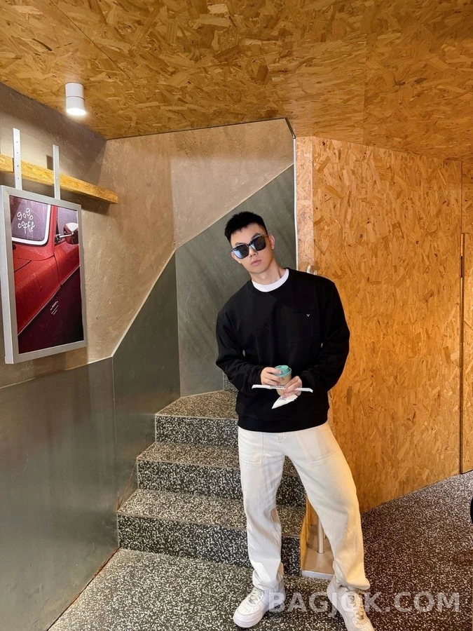 발렌티노 발렌티노 VGOLD 디테일 맨투맨 상세 이미지