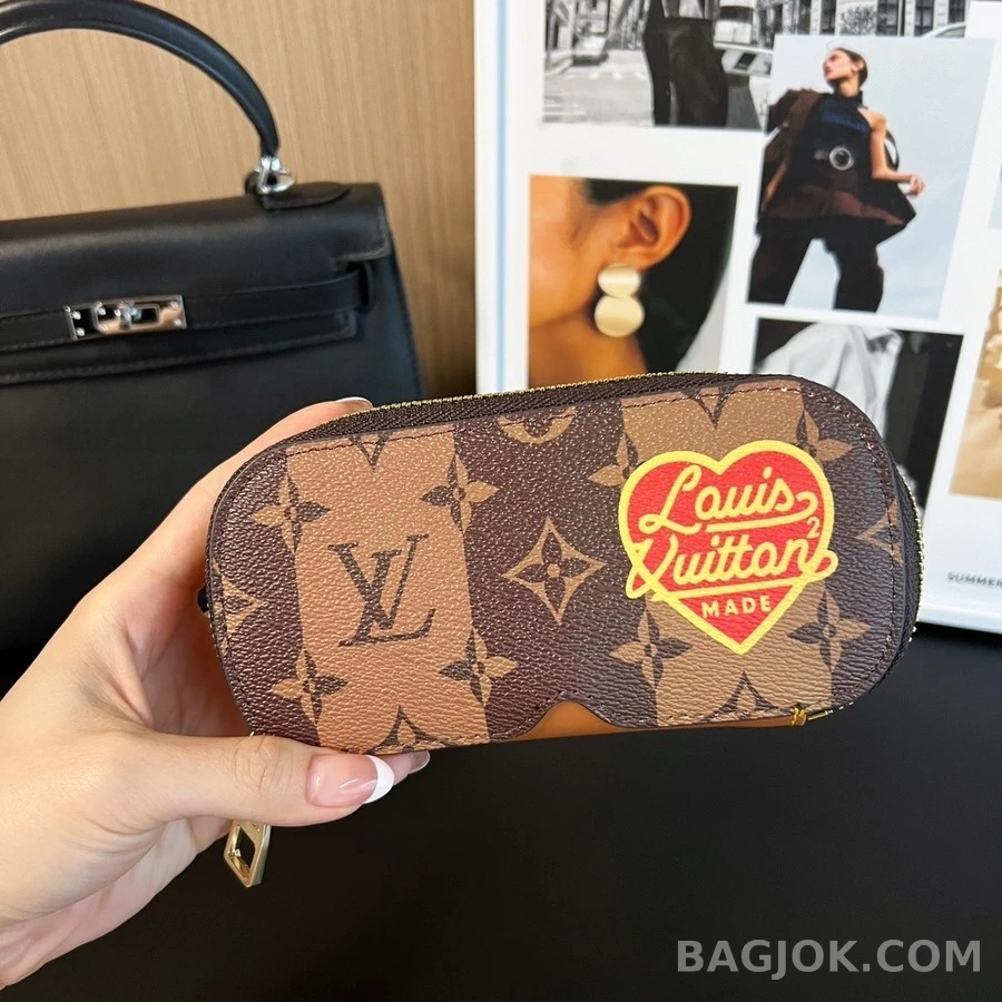 루이비통 루이비통 모노그램 하트 패치 아이웨어 케이스 상세 이미지