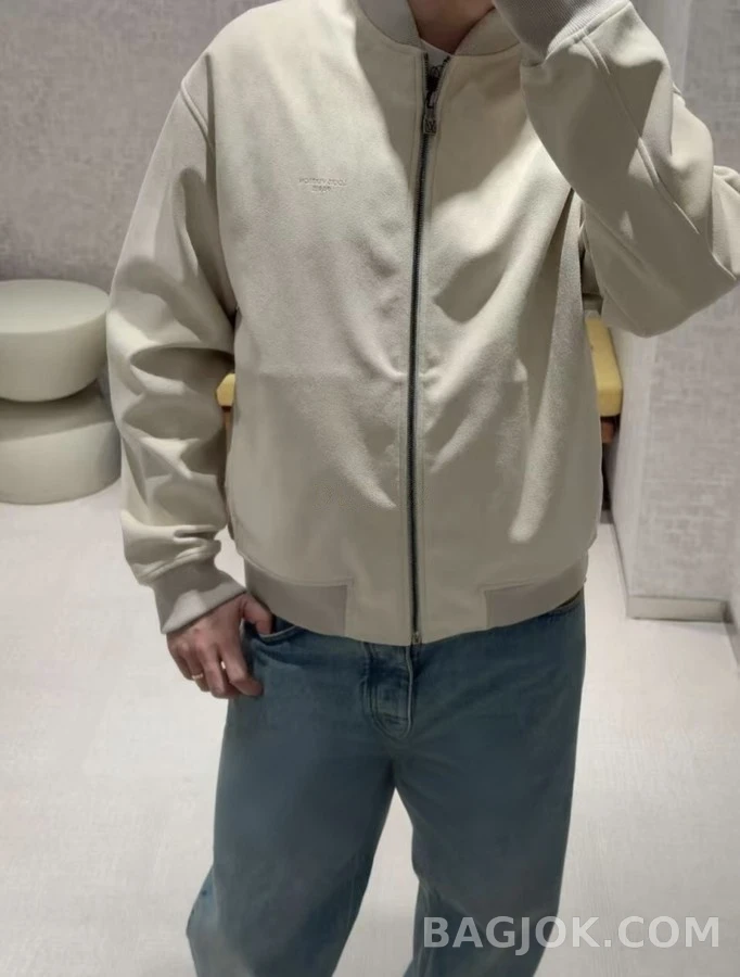 루이비통 루이비통 자수 로고 스웨이드 봄버 자켓 상세 이미지