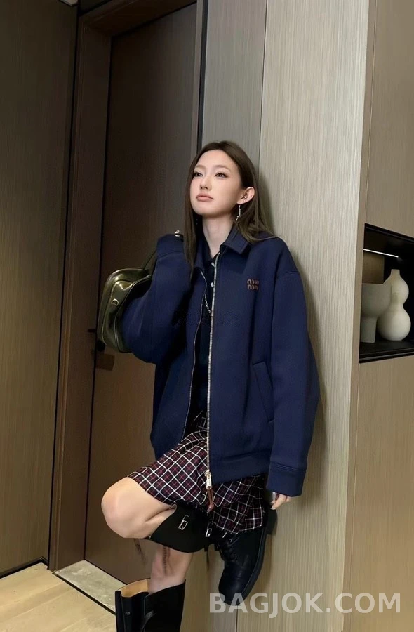 미우미우 미우미우 자수 로고 칼라 집업 상세 이미지