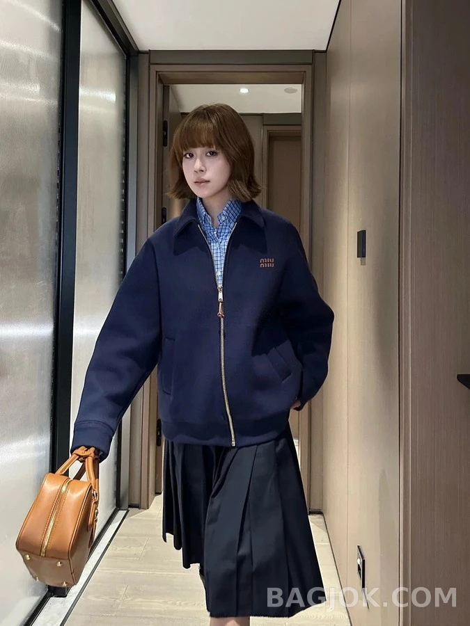 미우미우 미우미우 자수 로고 칼라 집업 상세 이미지