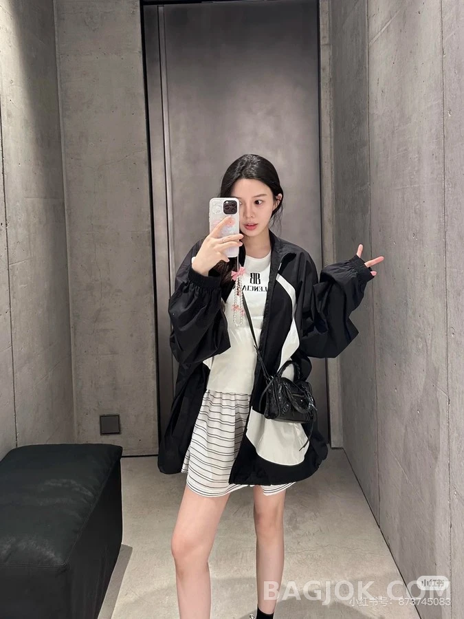 발렌시아가 발렌시아가 대형 로고 윈드브레이커 상세 이미지