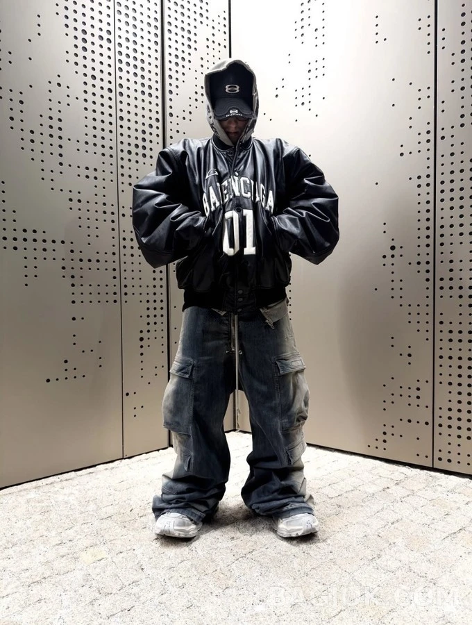 발렌시아가 발렌시아가 01 레터링 야구 가죽 자켓 상세 이미지