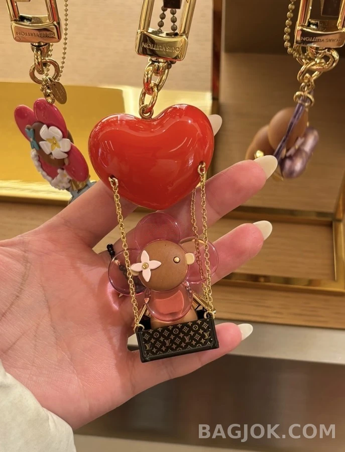루이비통 루이비통 비비안 하트 스윙 키링 상세 이미지