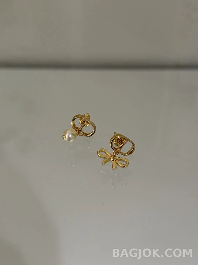 디올 디올 로고 비대칭 진주 보우 귀걸이 상세 이미지
