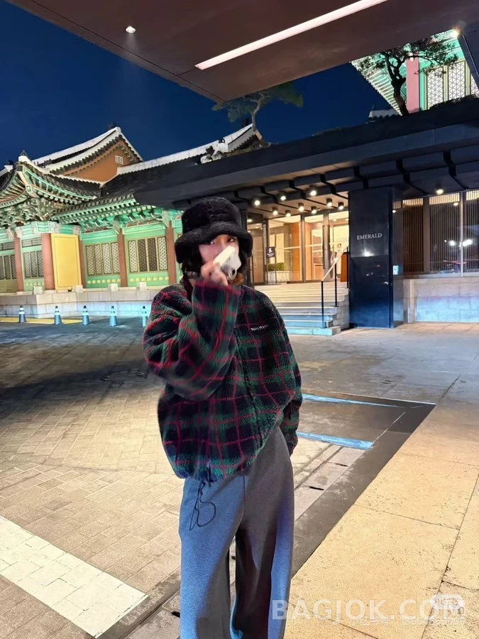 미우미우 미우미우 로고 플래드 플리스 자켓 상세 이미지