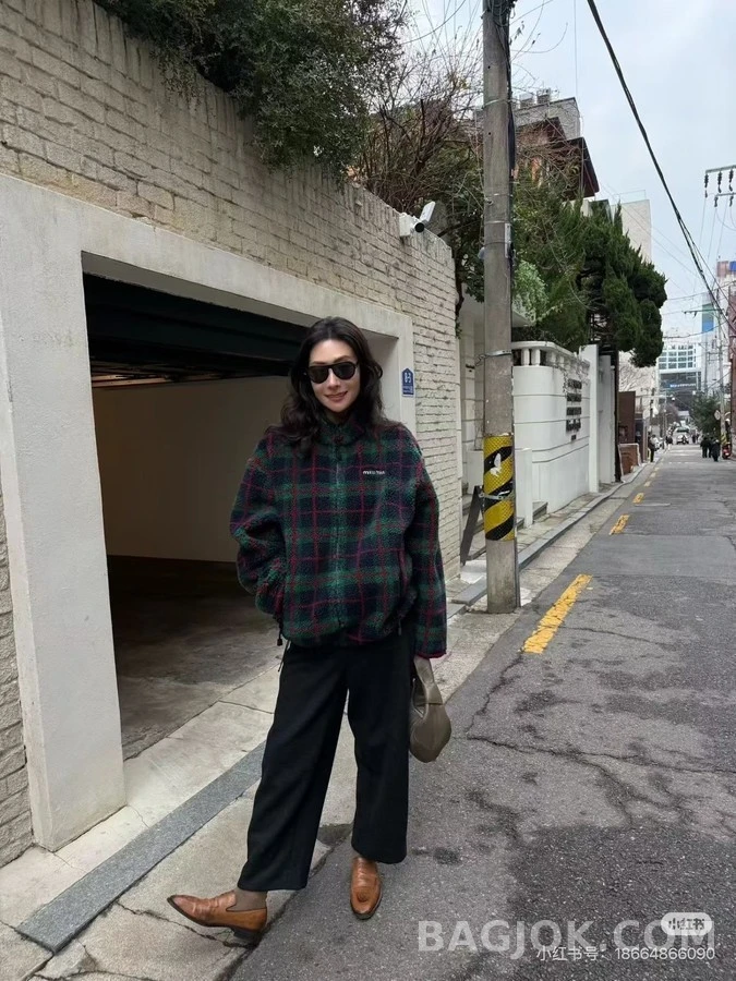 미우미우 미우미우 로고 플래드 플리스 자켓 상세 이미지