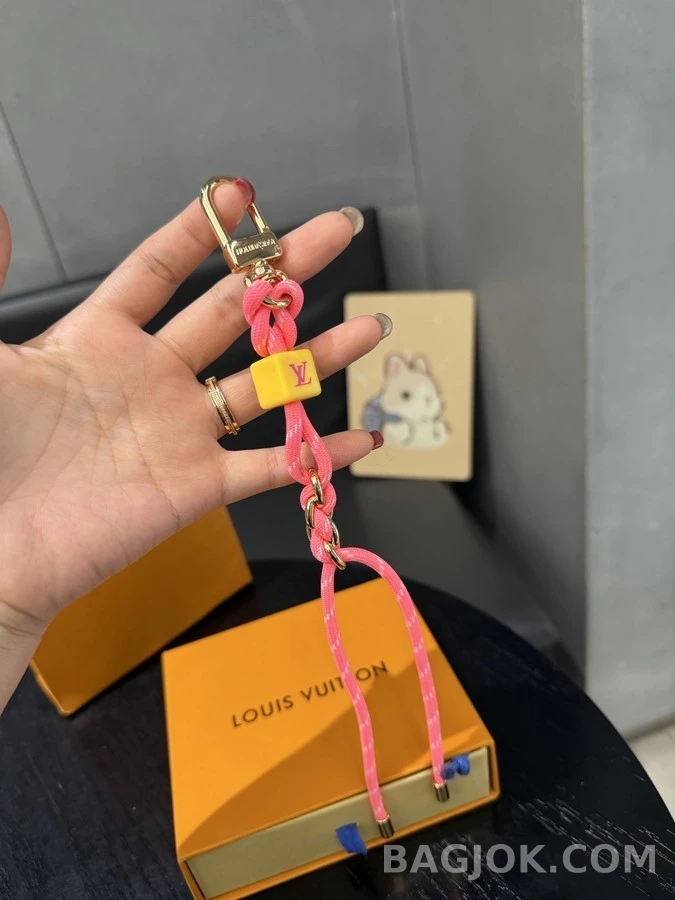 루이비통 루이비통 로고 노트 로프 키링 상세 이미지