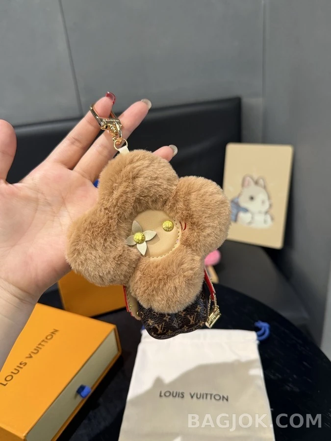 루이비통 루이비통 모노그램 퍼 비비엔 키링 상세 이미지