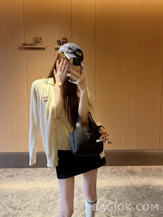 미우미우 미우미우 세일러 칼라 케이블 니트 가디건 상세 이미지