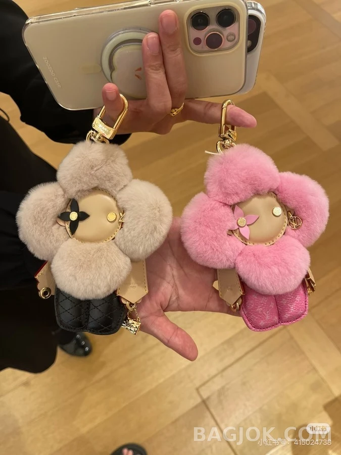 루이비통 루이비통 모노그램 플러피 플라워 키링 상세 이미지