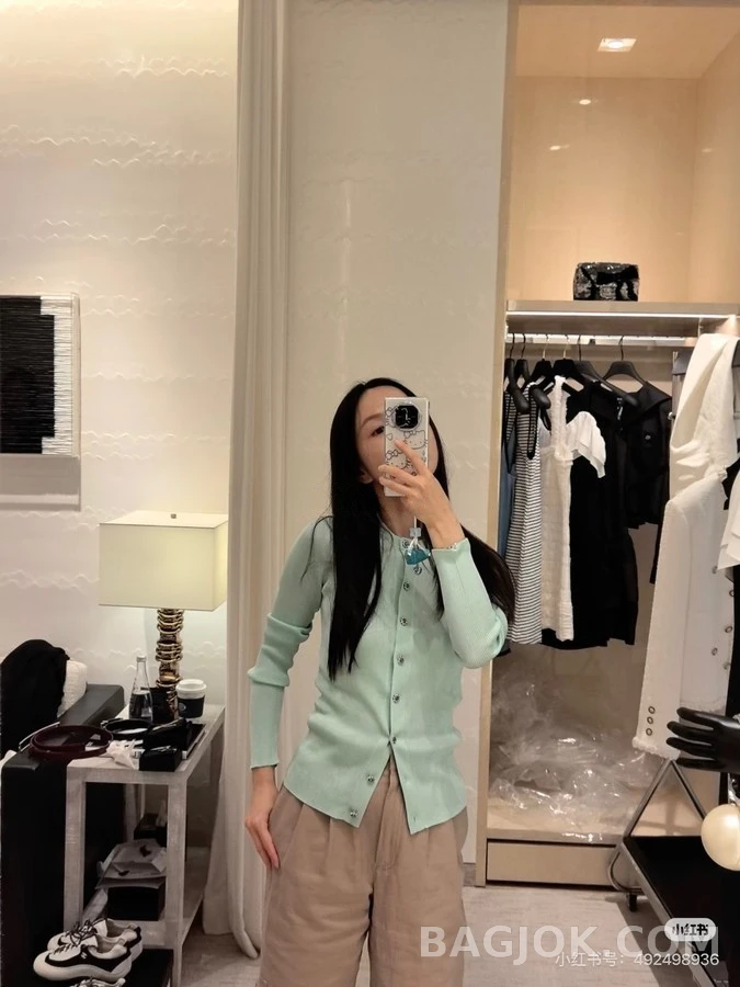 샤넬 샤넬 더블C 메탈 버튼 립 긴팔 티셔츠 상세 이미지