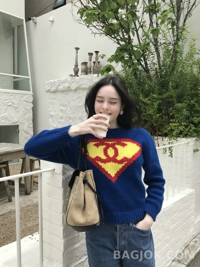 샤넬 샤넬 슈퍼맨 쉴드 더블 C 라운드넥 니트 상세 이미지