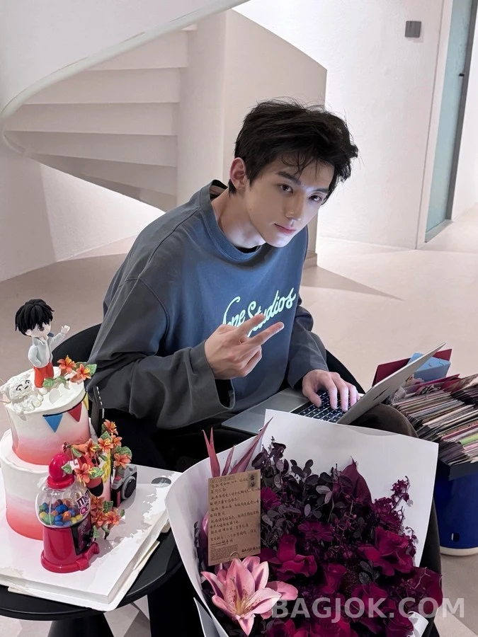 아크네 스튜디오 아크네 스튜디오 Acne Studios 레터링 자수 긴팔 티셔츠 상세 이미지